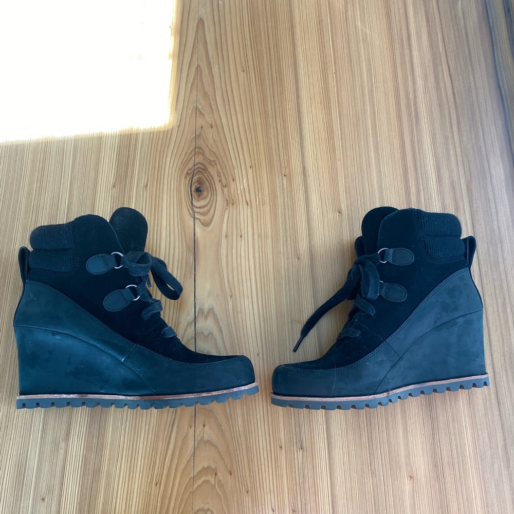 Ugg winter wedge boot - perfect condition